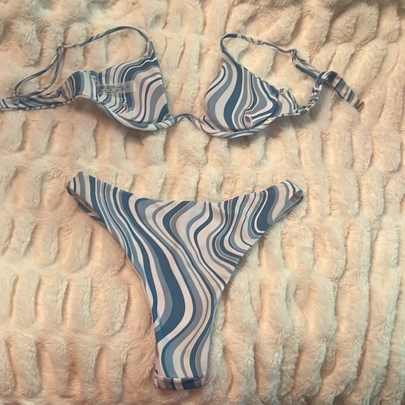 🌊Wave Pattern Bikini Set 🌊 - Picture 2 of 2
